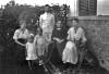 Het hele gezin, met Nel&#039;s moeder en zuster Heleen, februari 1920 te Bandung